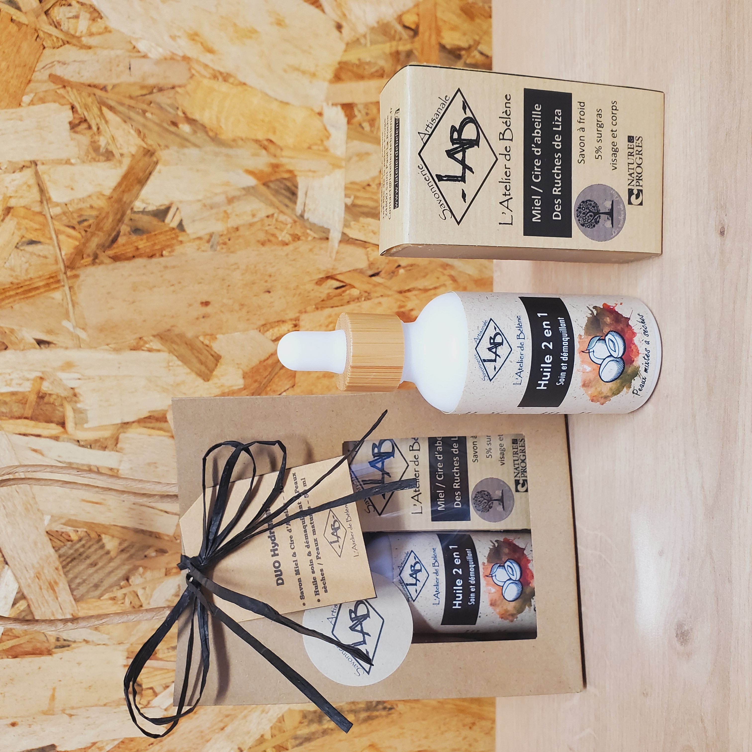DUO Hydratant composé d'un savon Miel/Cire d'Abeille et d'une huile 2 en 1 Soin et démaquillant
