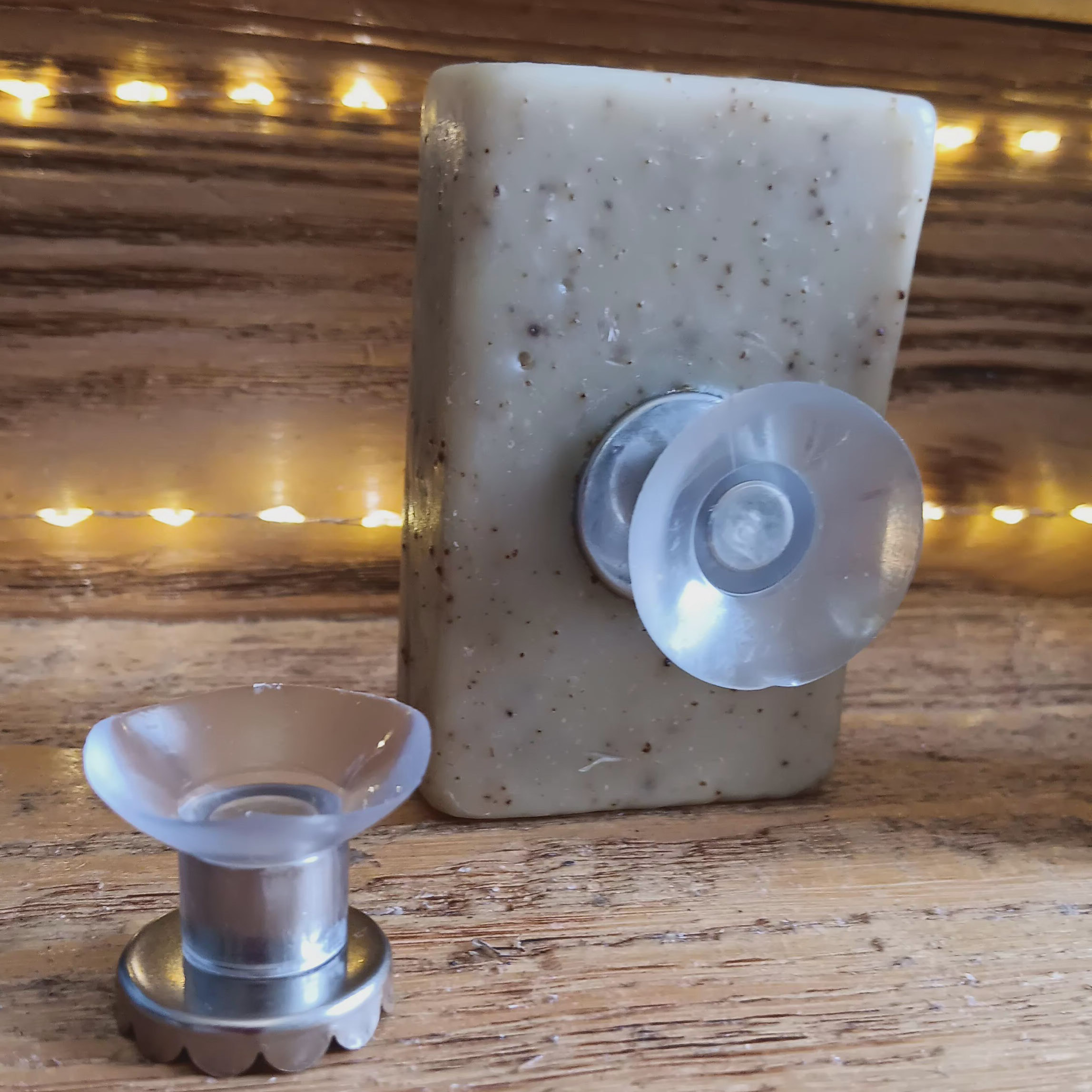 porte savon aimanté planté dans un savon