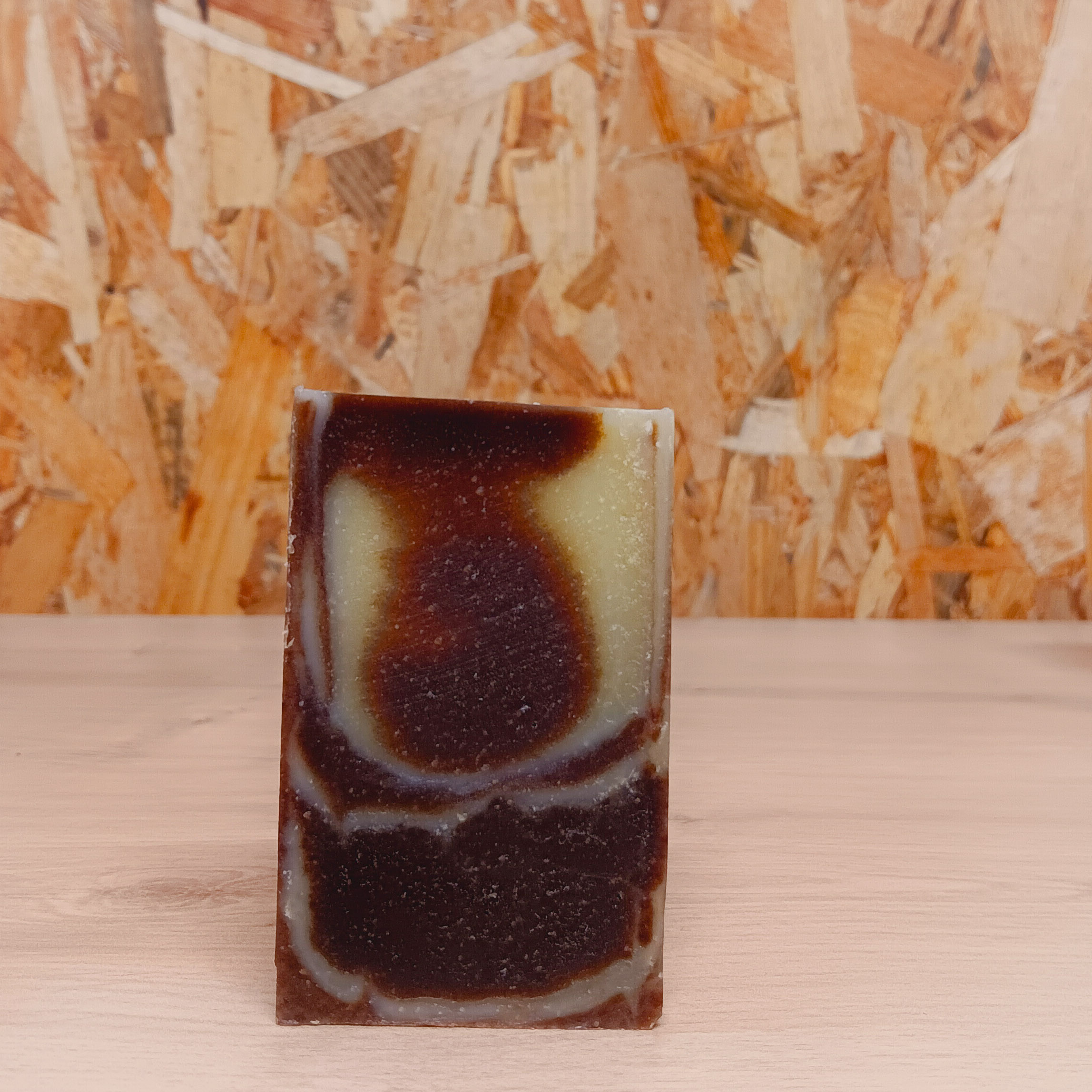 Savon artisanal marbré pour peaux mixtes à grasses.