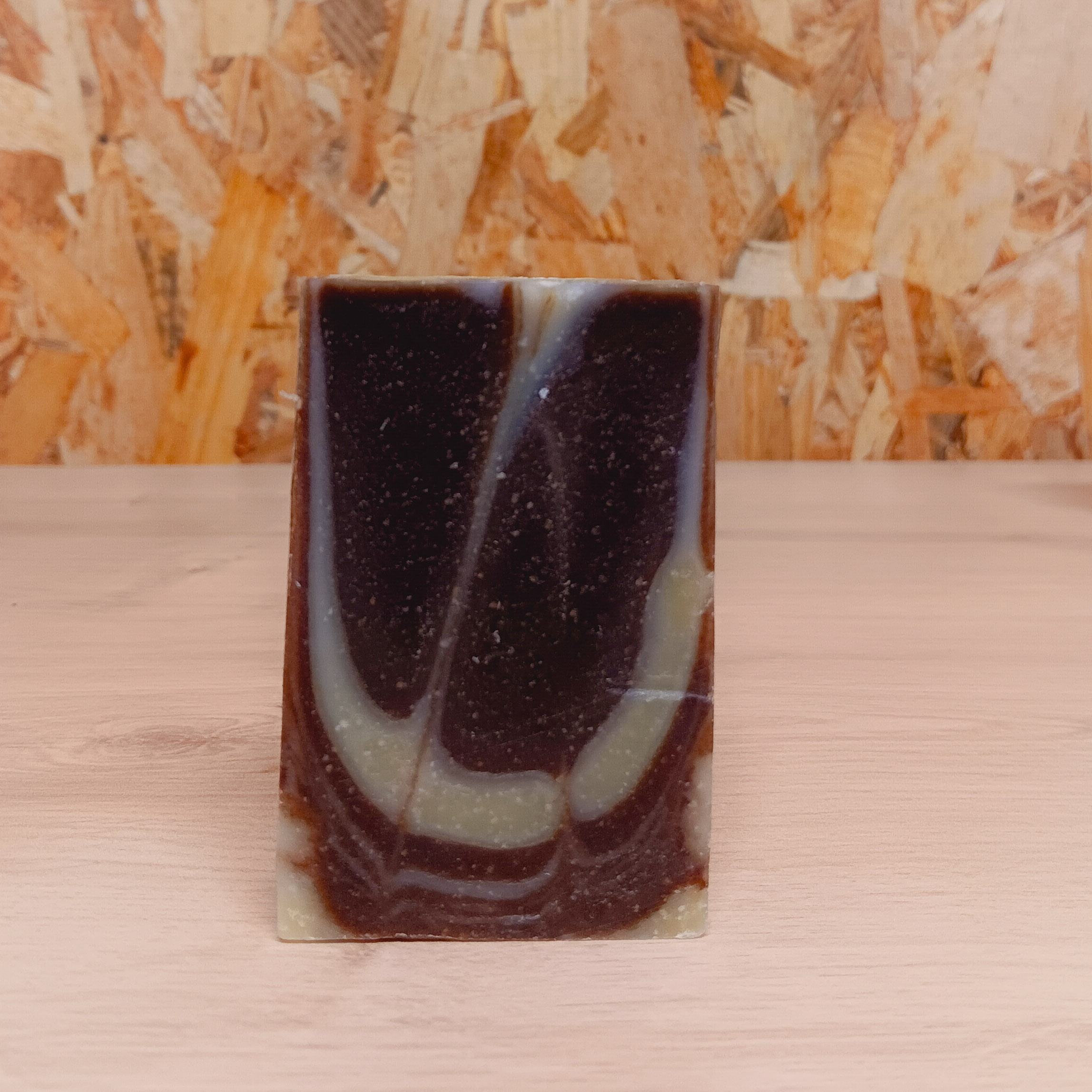 Savon tea-tree et noisette avec motif marbré unique.