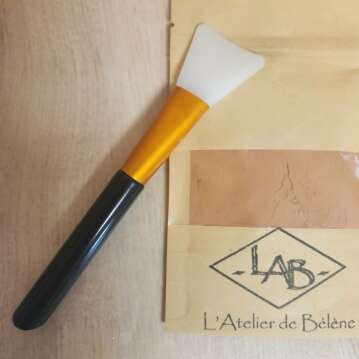 pinceau silicone avec argiles et huiles végétales pour cosmétique maison