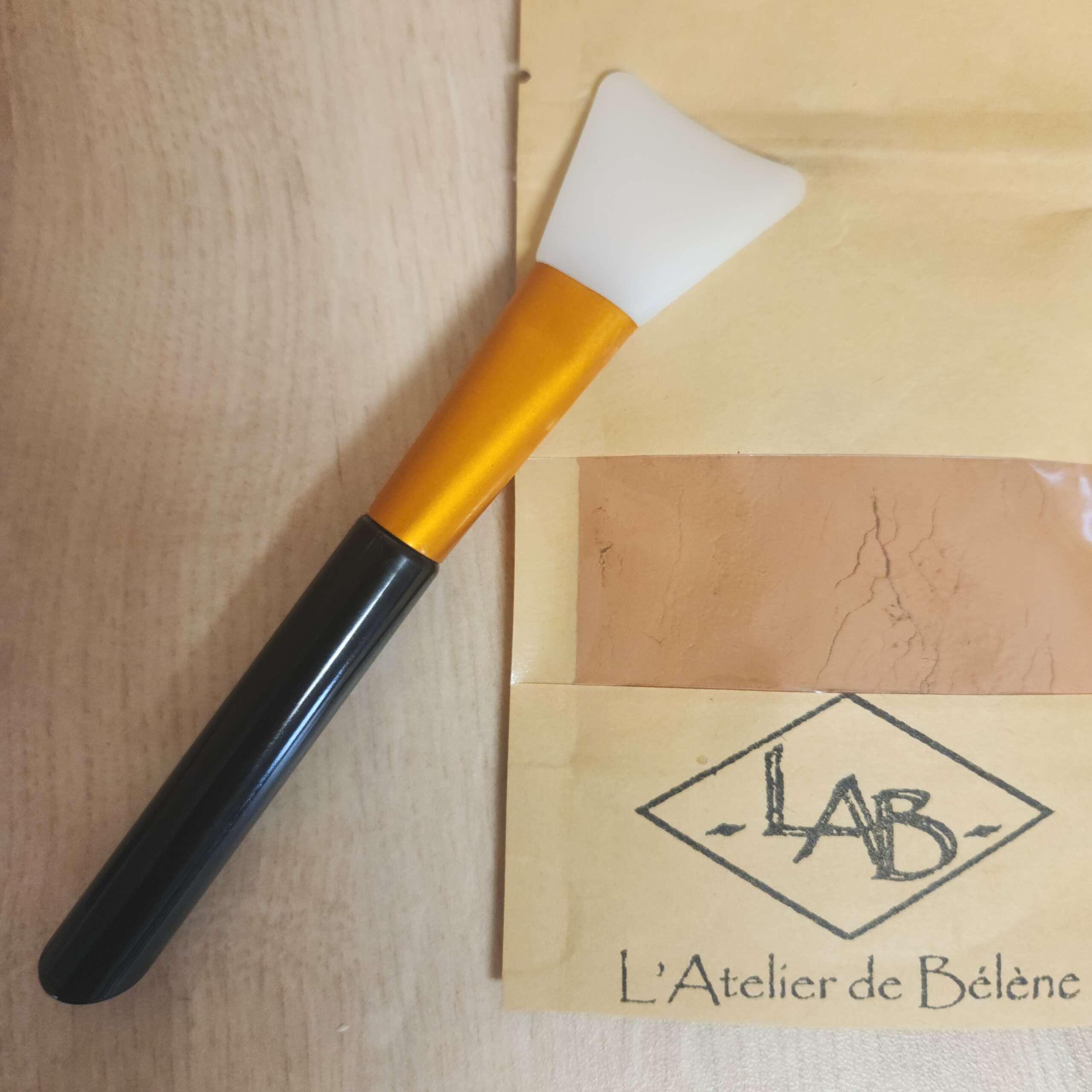 pinceau silicone avec argiles et huiles végétales pour cosmétique maison