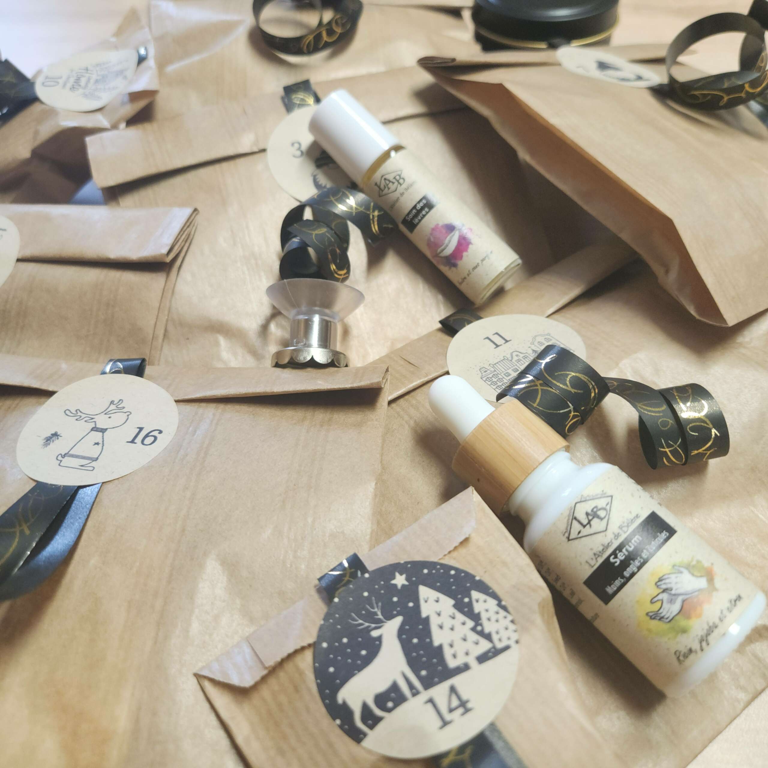 Aperçu de cosmétiques artisanaux de L’Atelier de Bélène pour le calendrier de l’Avent.
