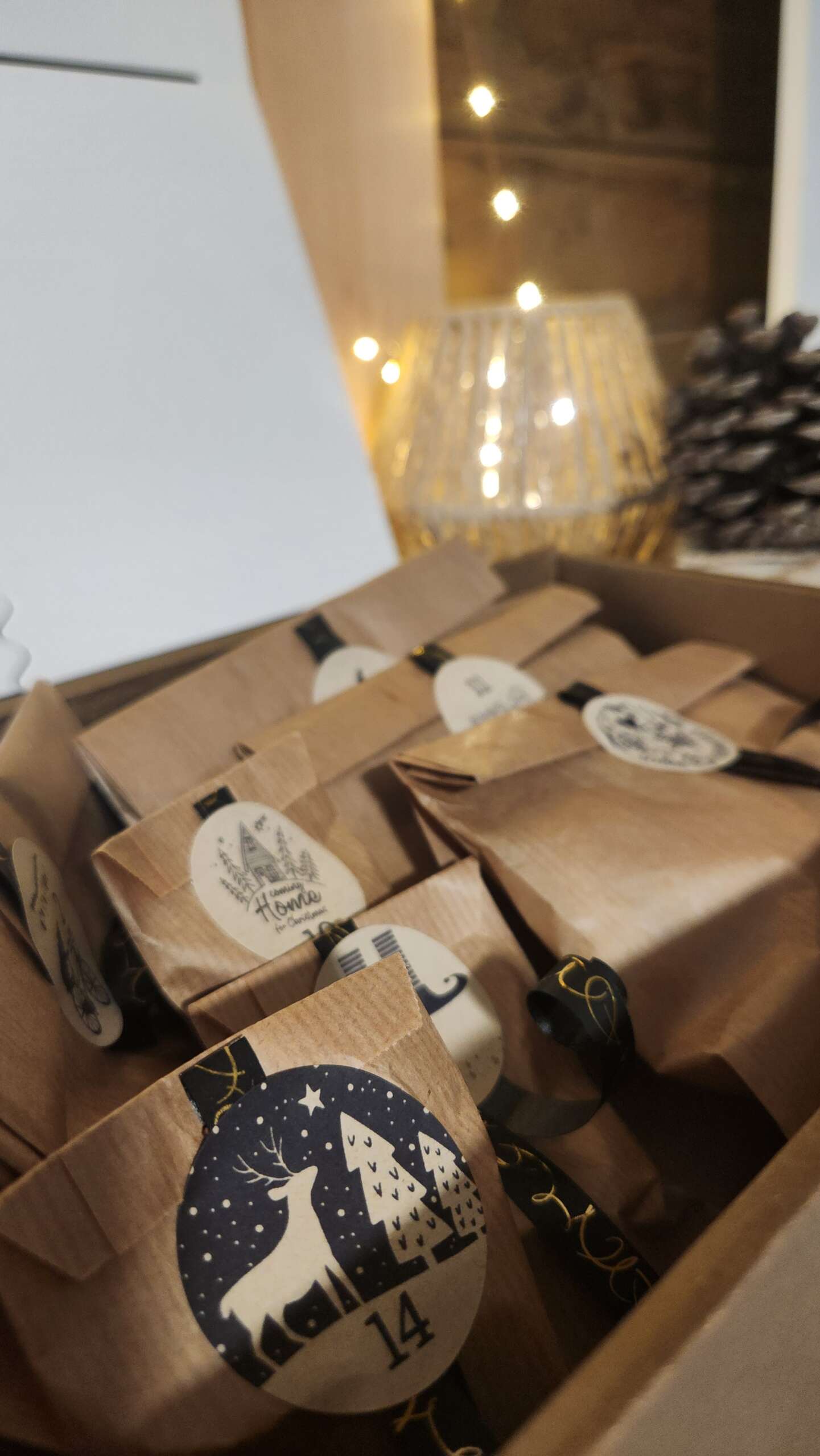 Sachets kraft numérotés du Calendrier de l’Avent Prestige & Zéro Déchet.