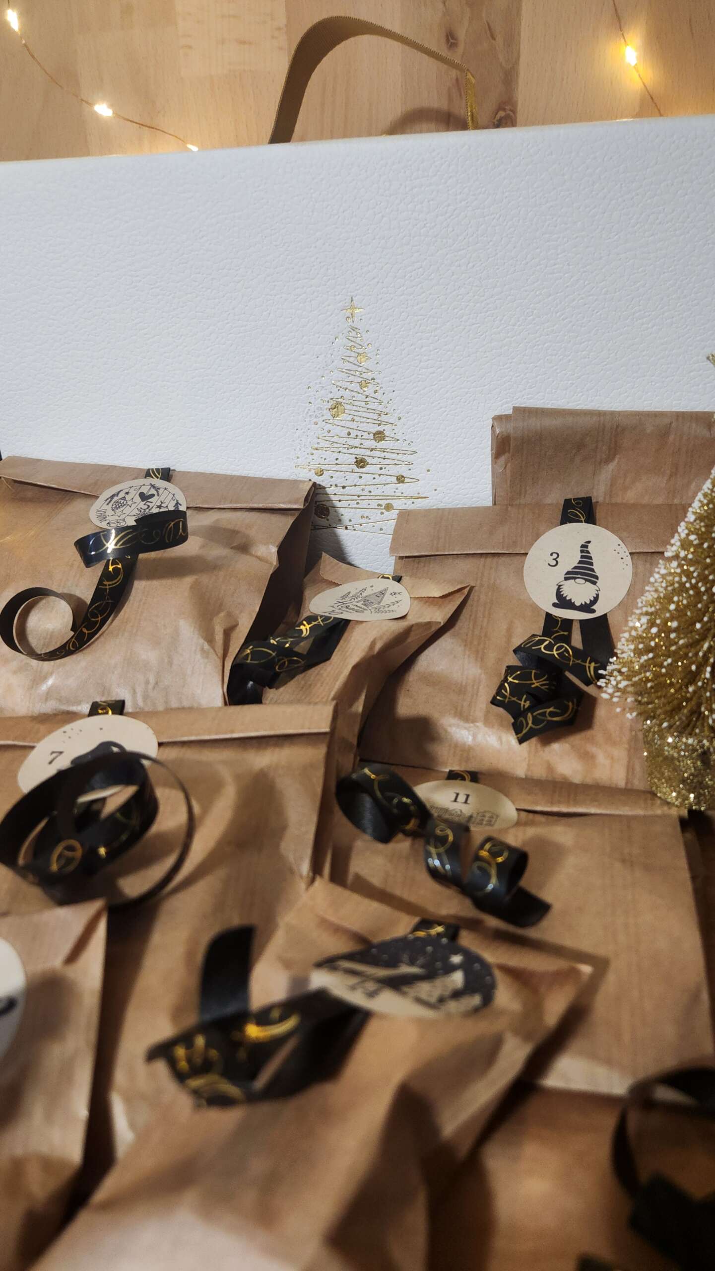 Calendrier de l’Avent zéro déchet avec coffret et sachets de surprises numérotés.
