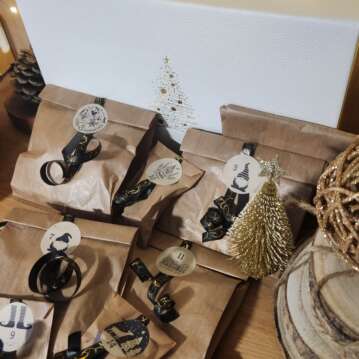 Calendrier de l’Avent artisanal zéro déchet avec coffret décoré et sachets kraft numérotés.