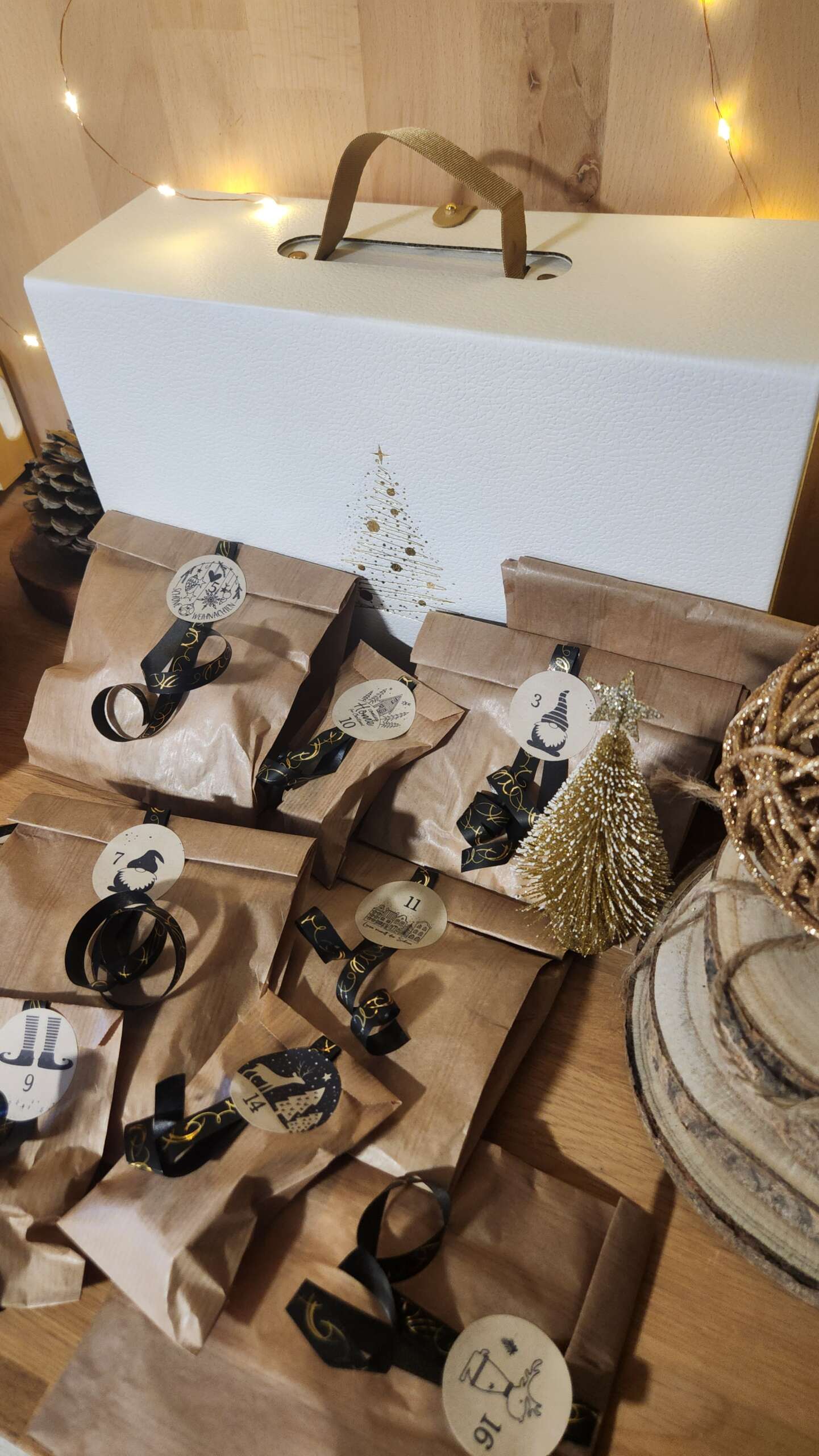 Calendrier de l’Avent artisanal zéro déchet avec coffret décoré et sachets kraft numérotés.